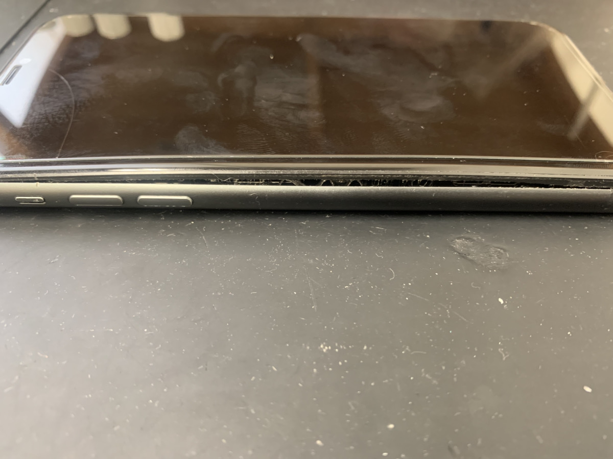 画面が浮いているiPhone11