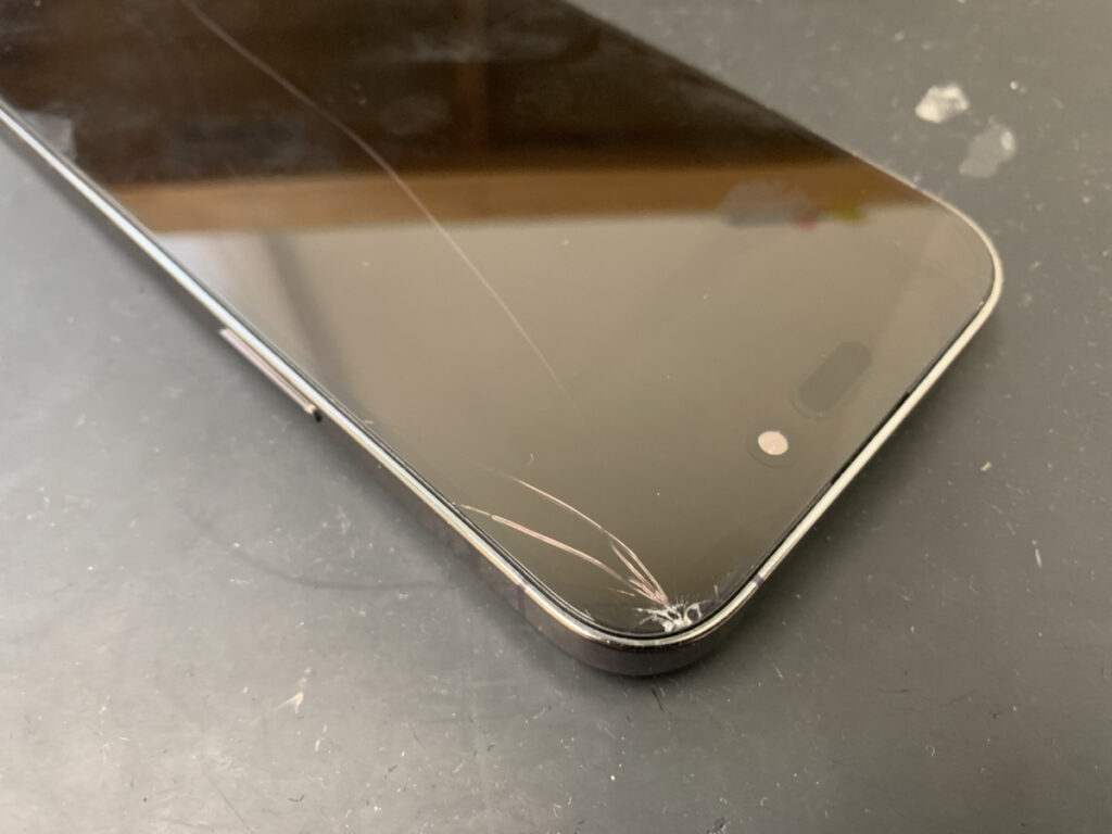 画面が割れているiPhone14Pro