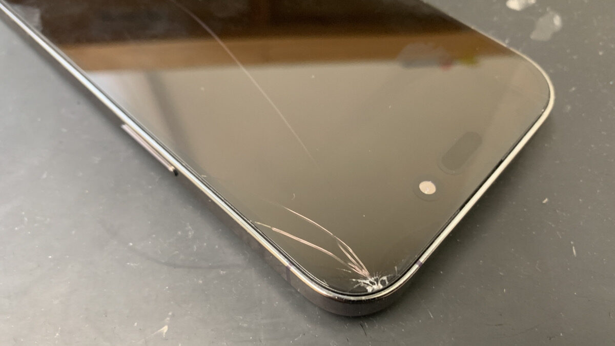 駐車場で地面に落として画面が割れてしまったiPhone14Proの修理依頼