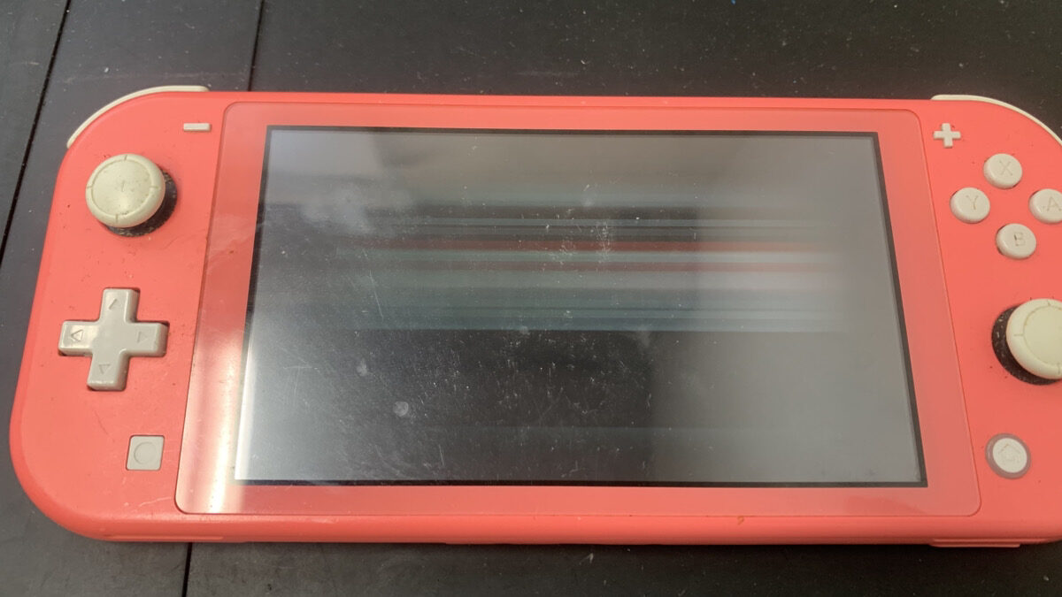 液晶破損とバッテリーにも問題が起きているスイッチライトの修理依頼