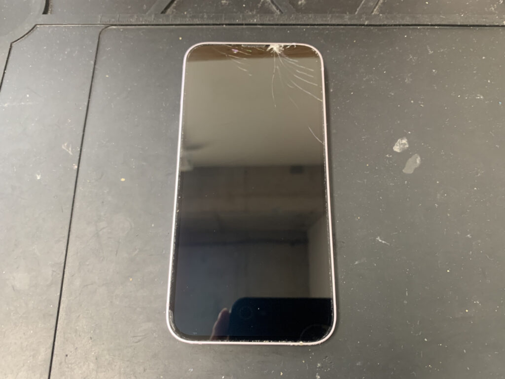 画面が割れているiPhone14