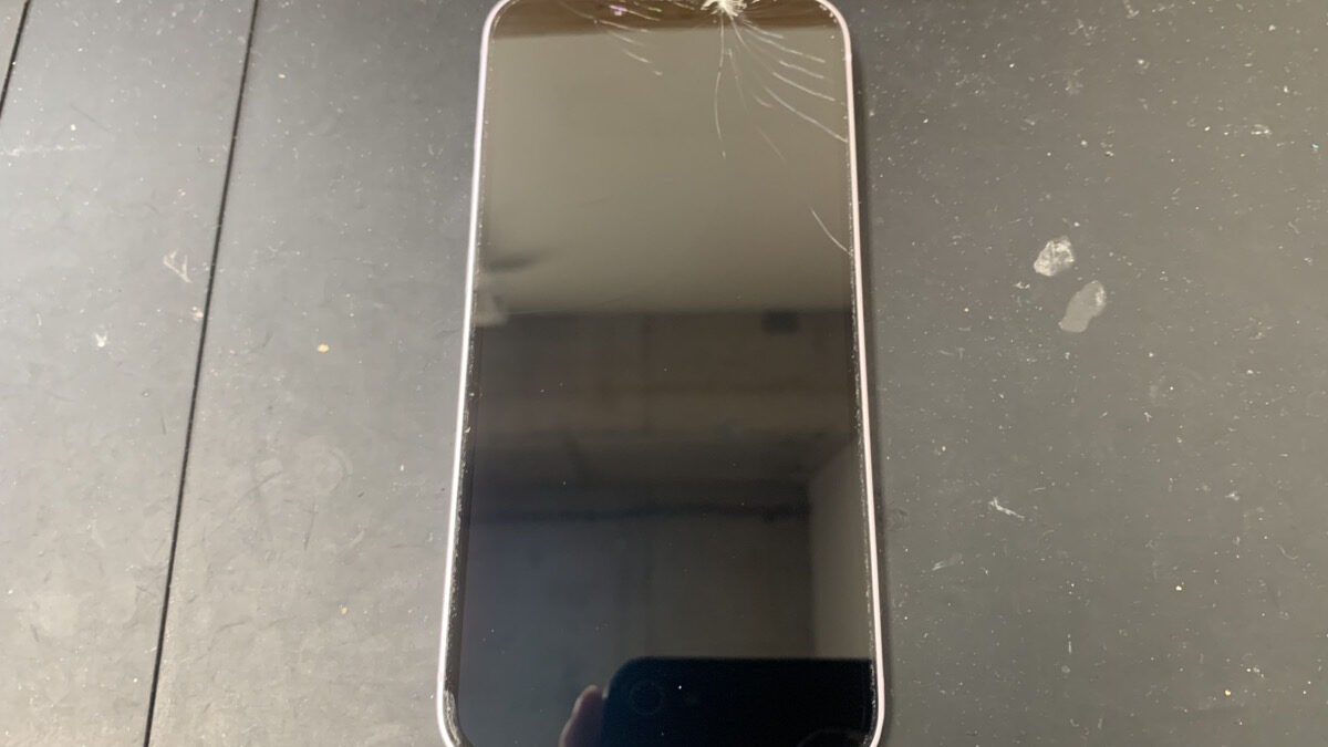 画面が割れてブラックアウトしてしまったiPhone14の修理依頼