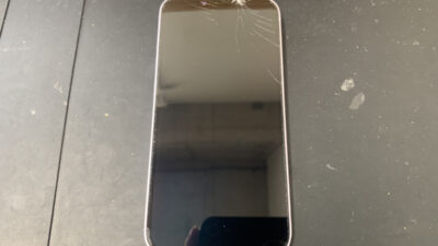 画面が割れてブラックアウトしてしまったiPhone14の修理依頼