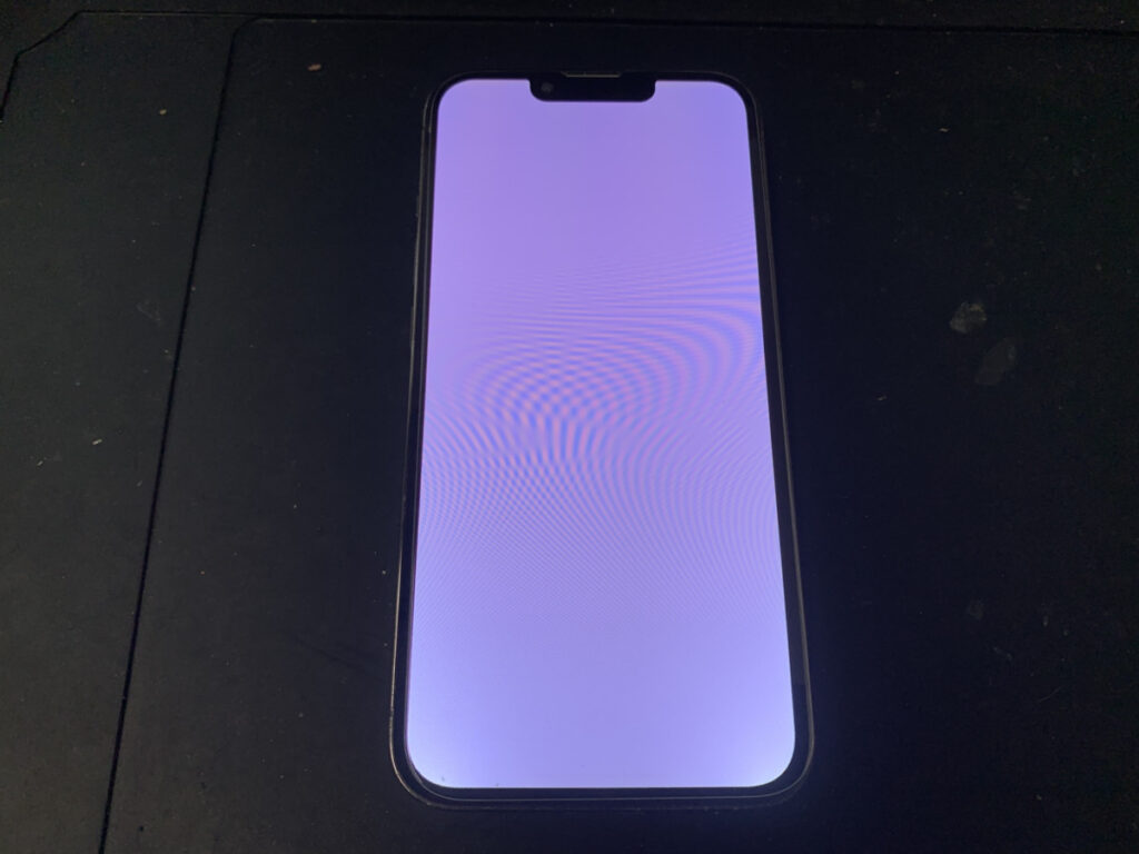 画面が白くなったiPhone13Pro