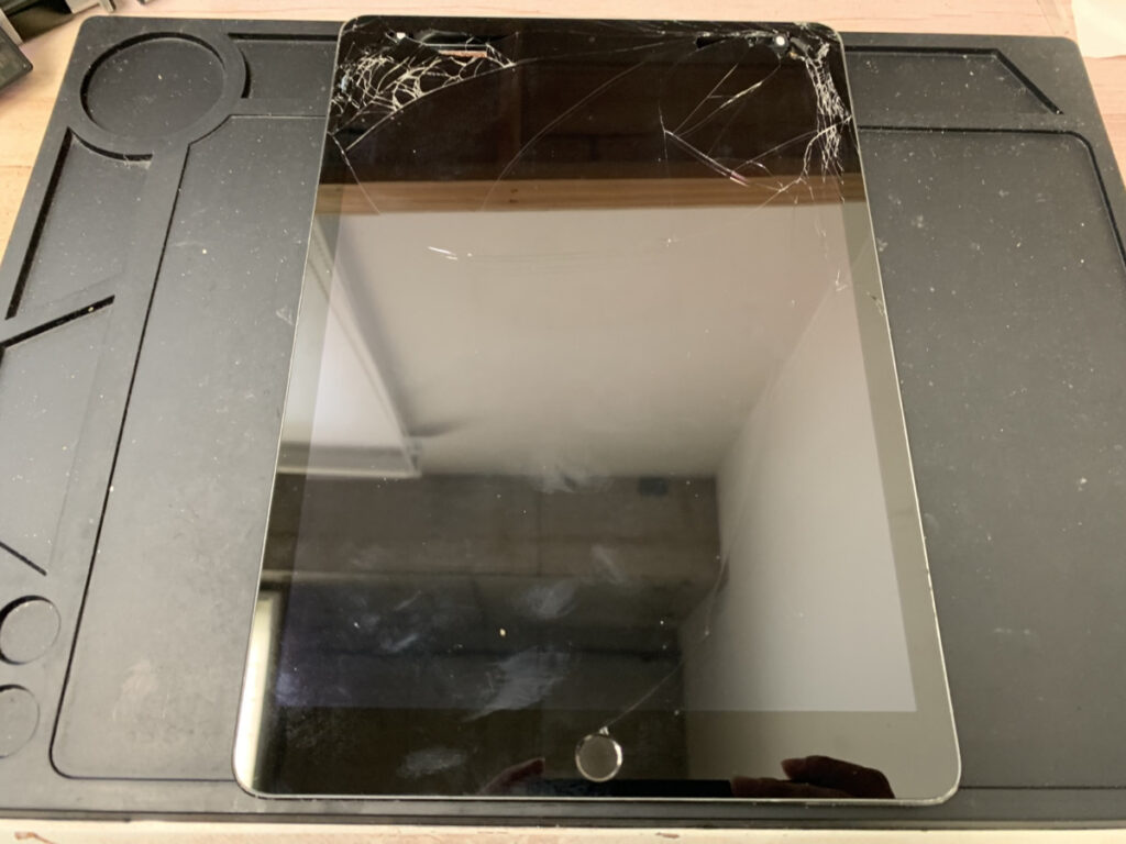 画面が割れているiPad第9世代
