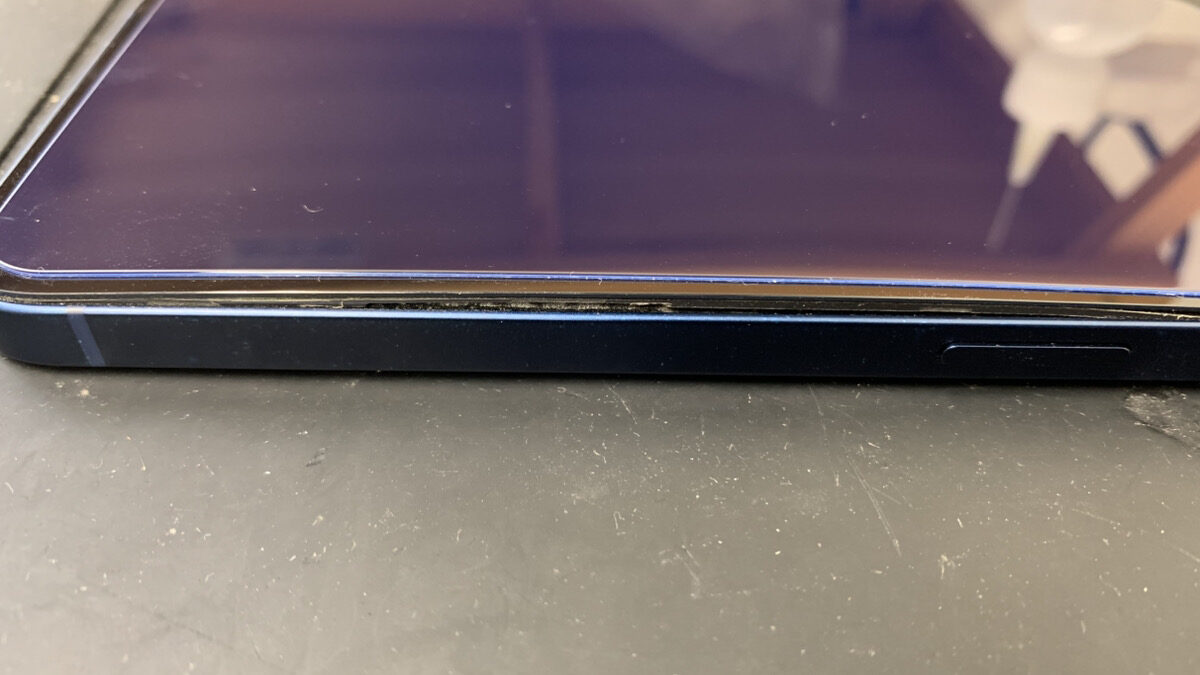 バッテリーの膨張で画面が浮いてきたiPhone12の修理依頼