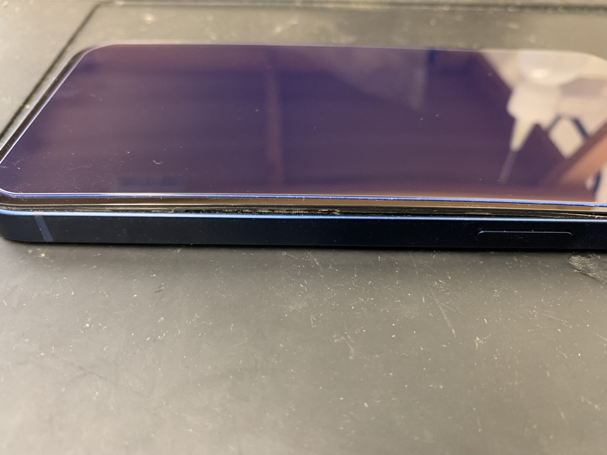 画面が浮いているiPhone12Pro