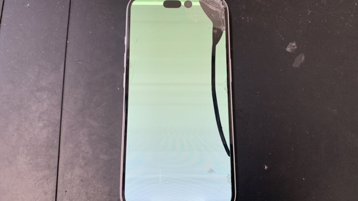重度の画面破損で操作できなくなったiPhone16の修理依頼