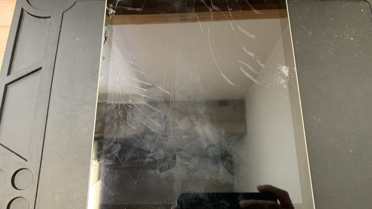 画面上部のガラスが粉々に割れたiPad第9世代も最短2時間の即日修理！