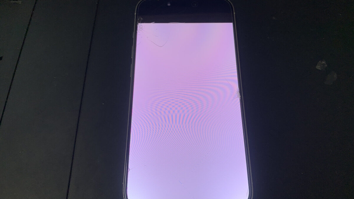 地面に落とした衝撃で画面が白くなったiPhone15Proの修理依頼