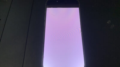 地面に落とした衝撃で画面が白くなったiPhone15Proの修理依頼