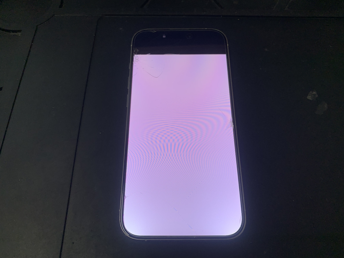 画面が白くなったiPhone15Pro