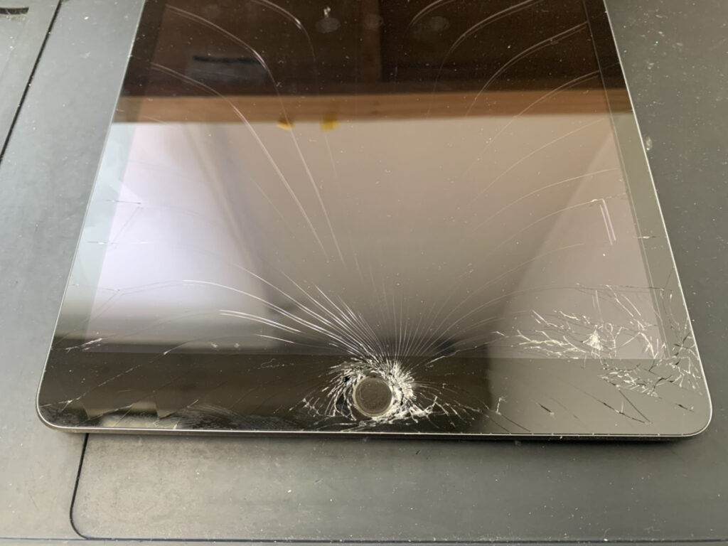 画面が割れているiPad第9世代