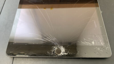 ホームボタン周辺のガラスが粉々に割れたiPad第9世代の修理依頼