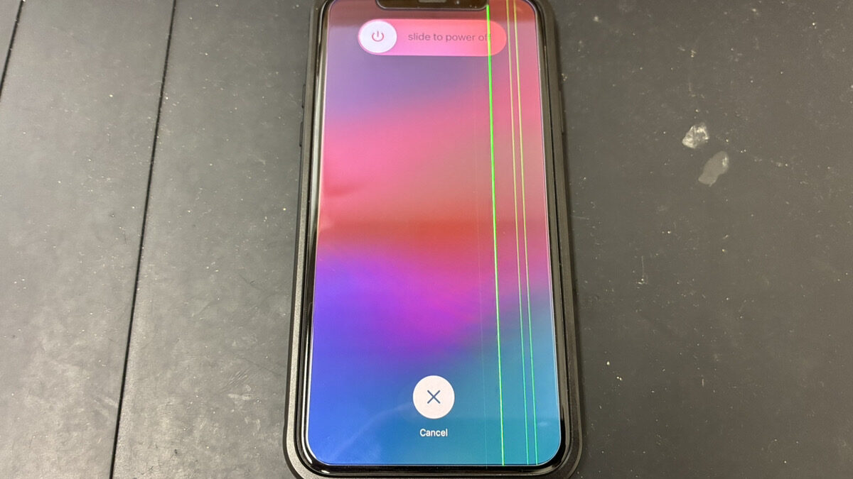 液晶表示とタッチ操作に問題があるiPhoneXSの画面交換修理
