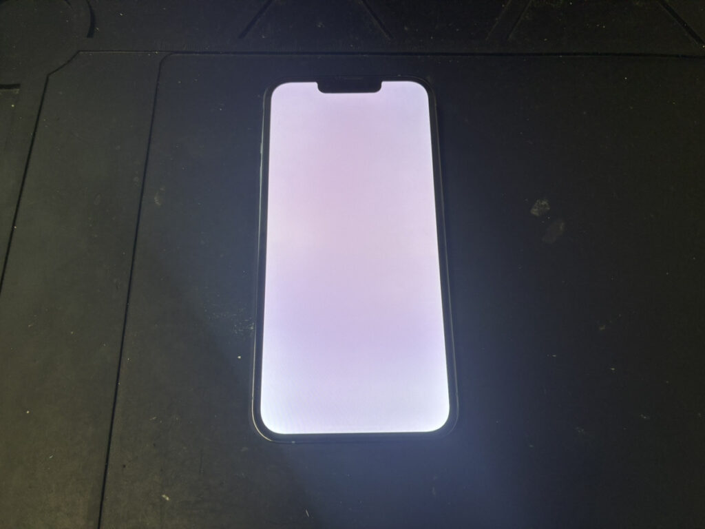 画面が白くなったiPhone13Pro