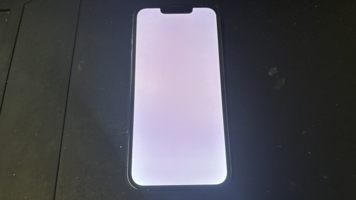 画面全体が白くなったiPhone13Proの復旧修理依頼
