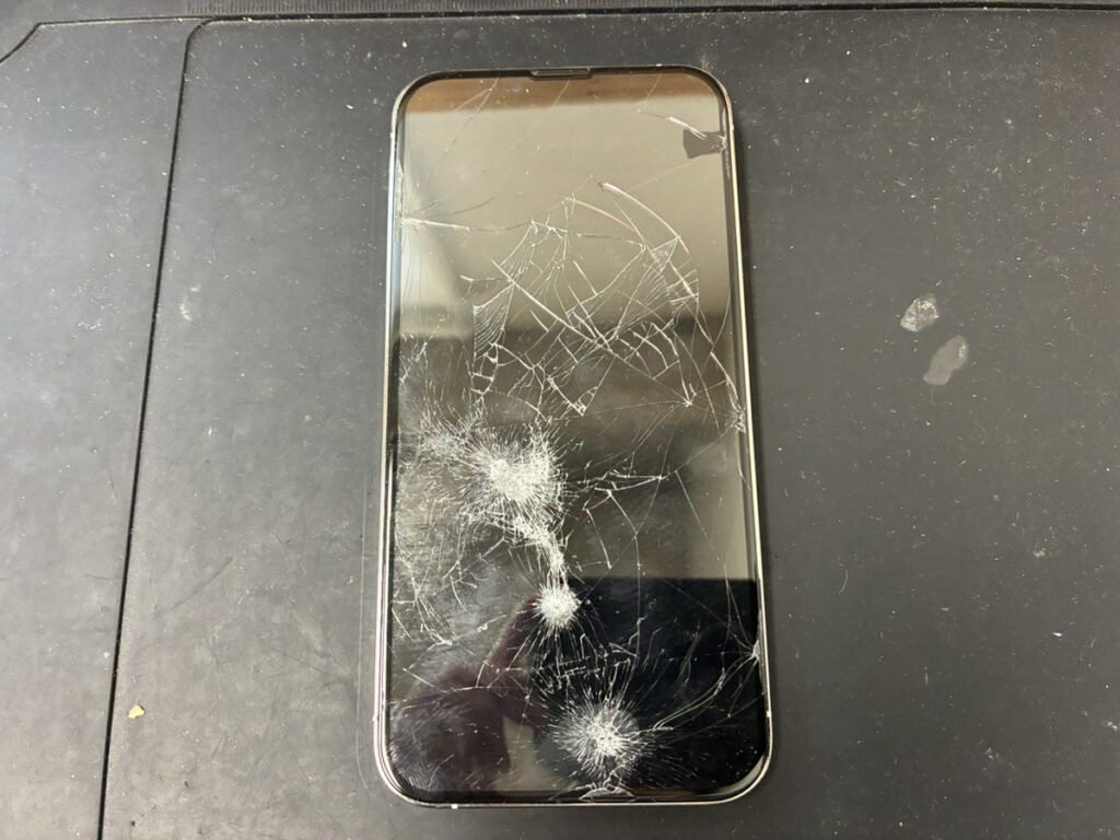 画面が壊れているiPhone13Pro