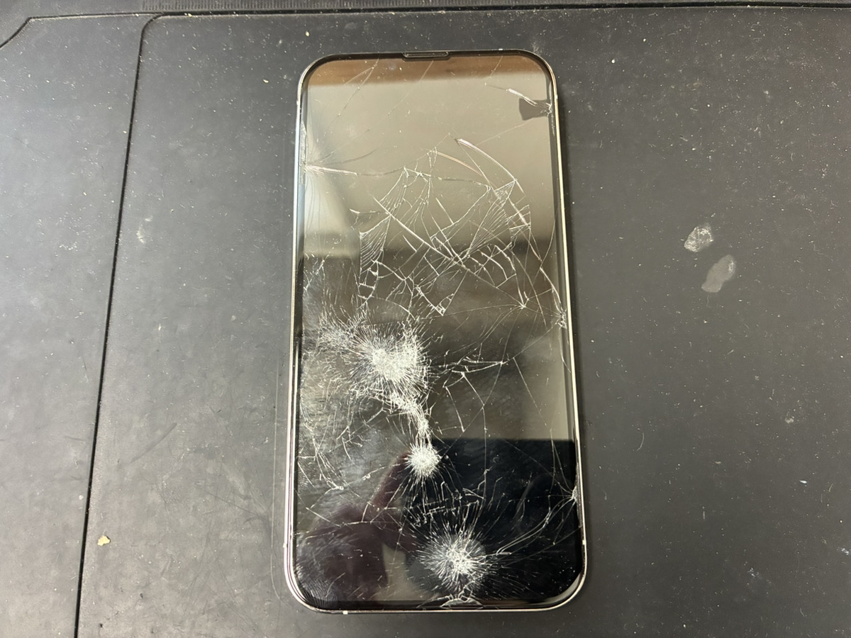 画面が壊れているiPhone13Pro