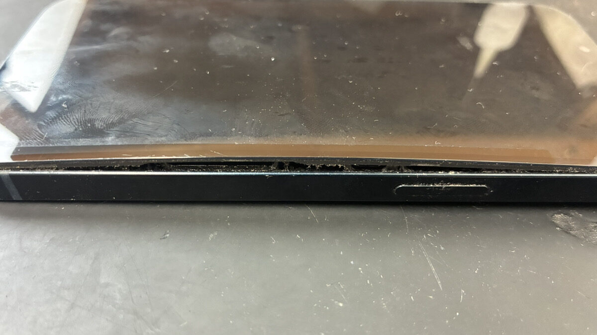 画面が浮いてきたiPhone13のバッテリー交換も最短30分の即日対応