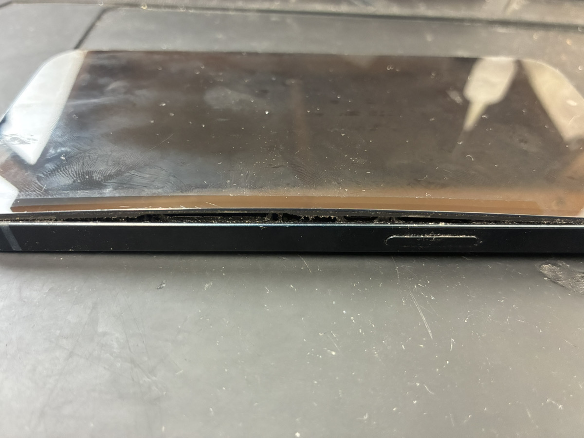 画面が浮いているiPhone13