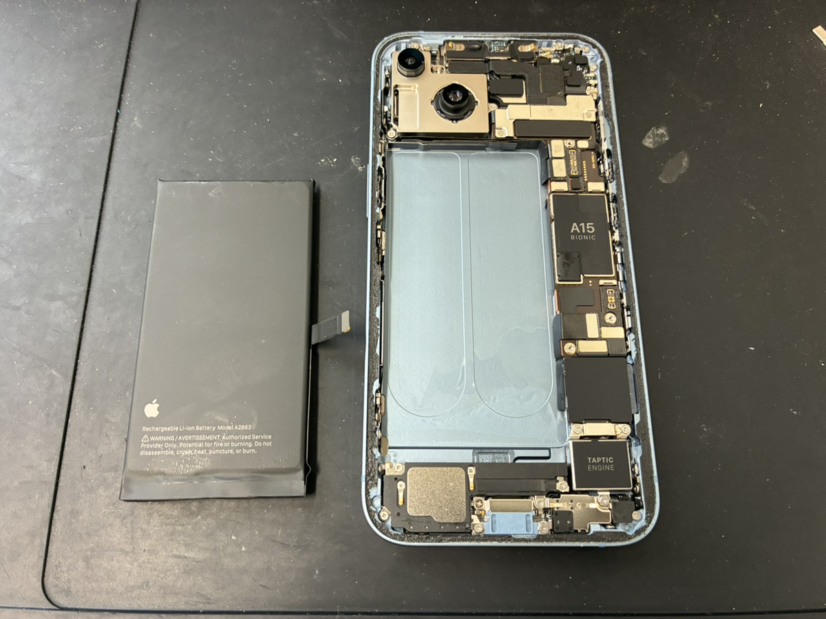 iPhone14の内部