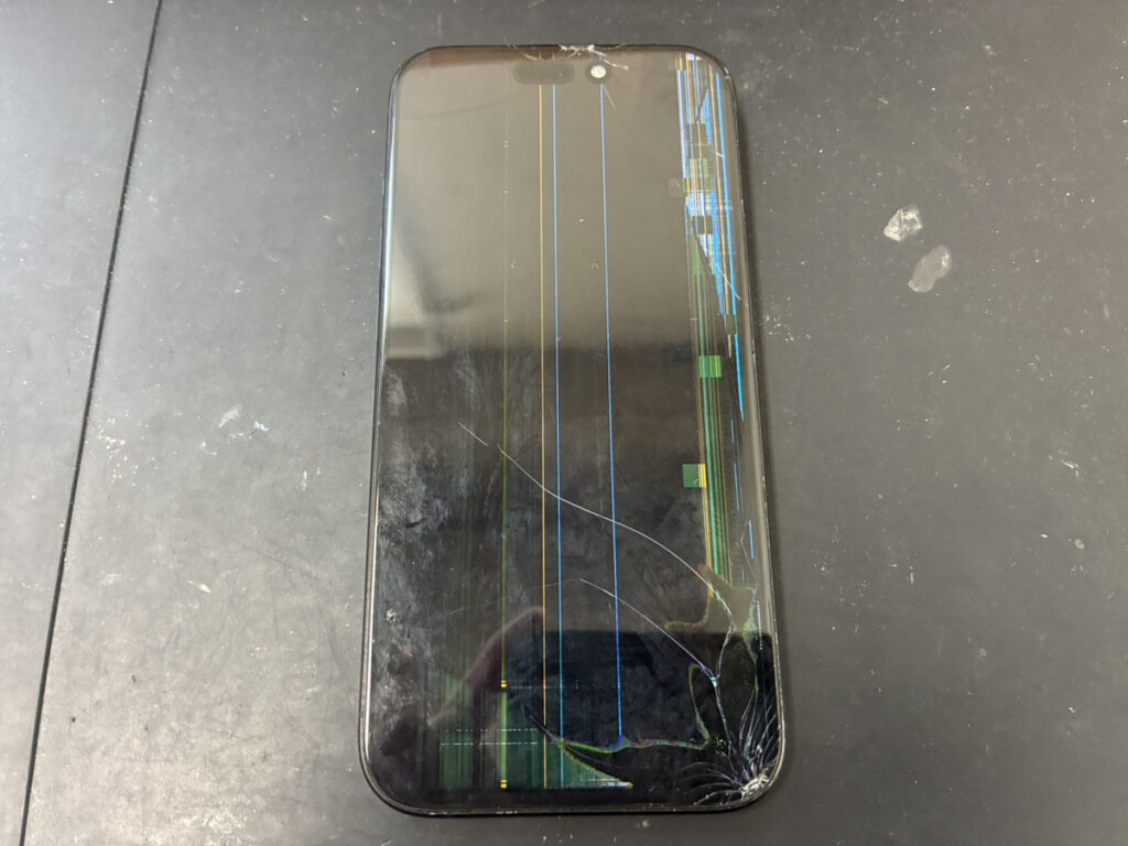 画面が壊れているiPhone15Pro