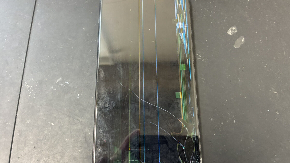 重度の画面破損で液晶が見れなくなったiPhone15Proの復旧修理