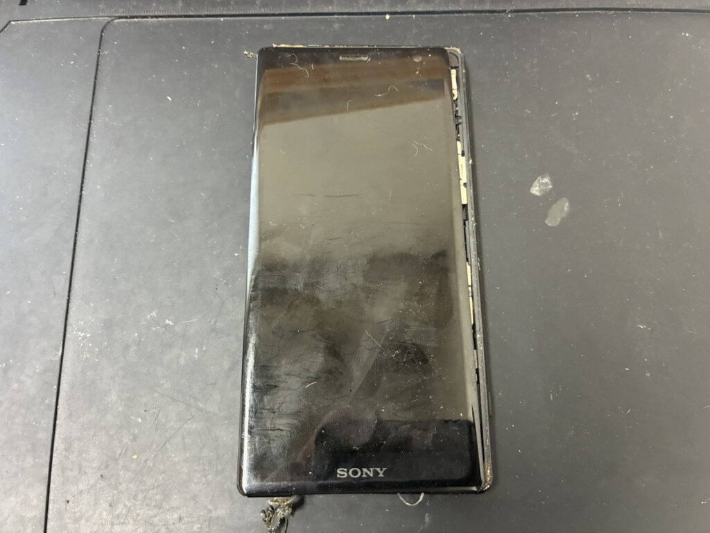 画面が外れているXperiaXZ2