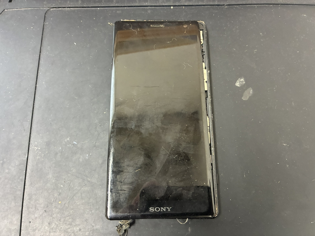 画面が外れているXperiaXZ2