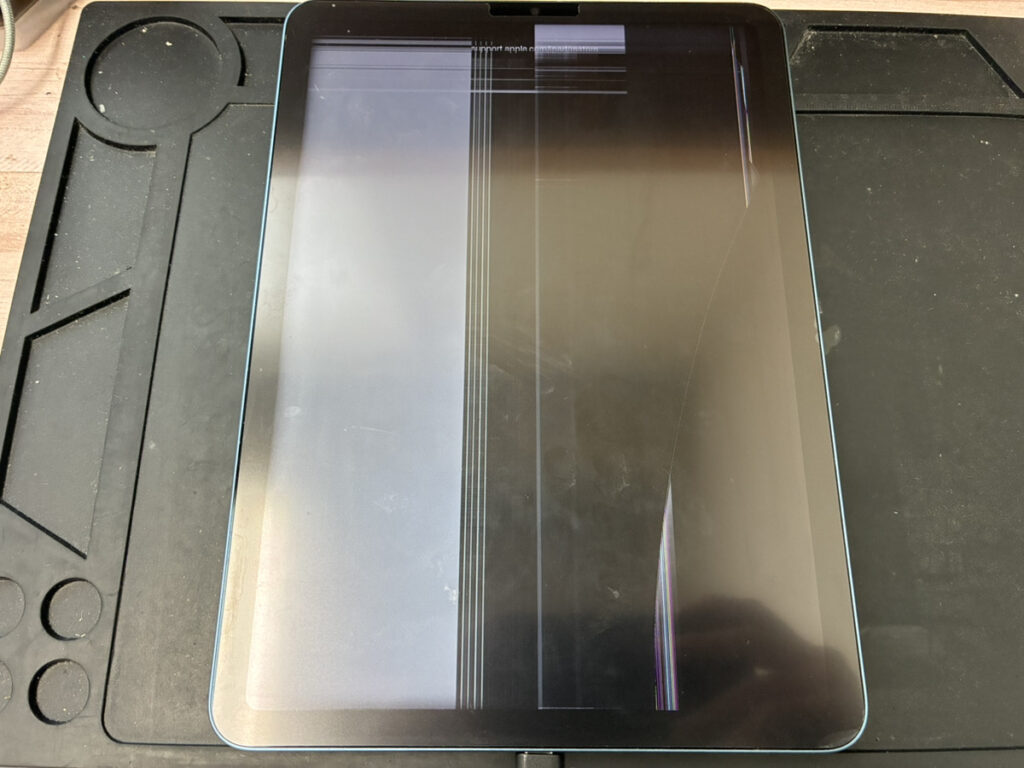 画面と電源ボタンが壊れているiPad Air5