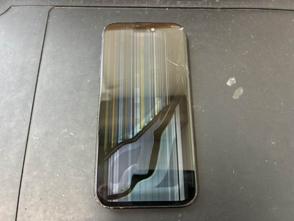 画面が壊れているiPhone15Pro