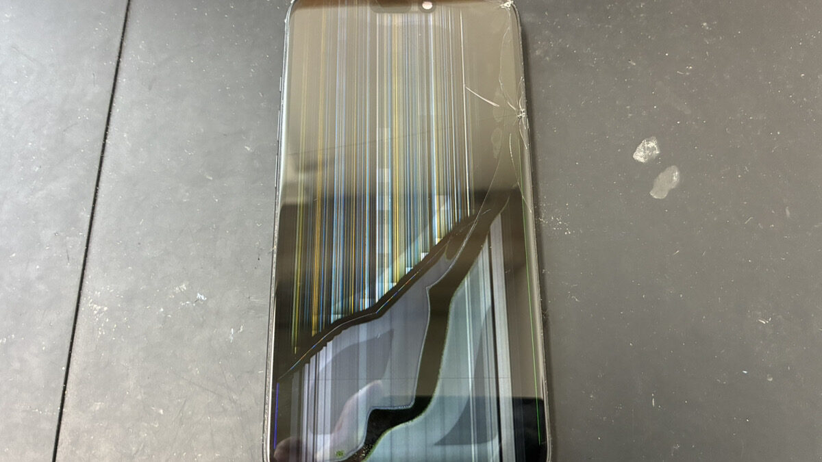 液晶が壊れて操作不能になったiPhone15Proの画面交換修理