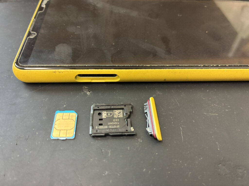 SIMカードを取り出したXperia