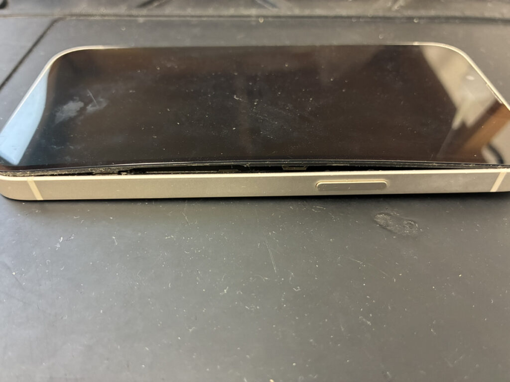 画面が浮いているiPhone13