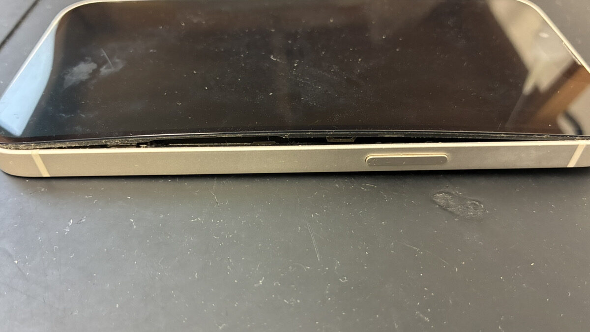 バッテリーが膨張してリンゴループになったiPhone13の修理依頼