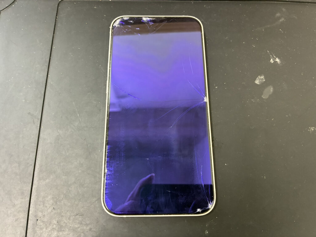 画面が割れているiPhone13