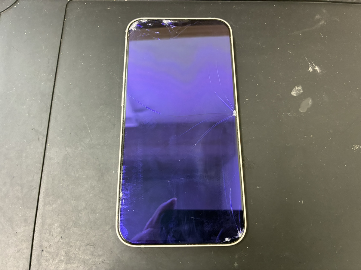 画面が割れているiPhone13