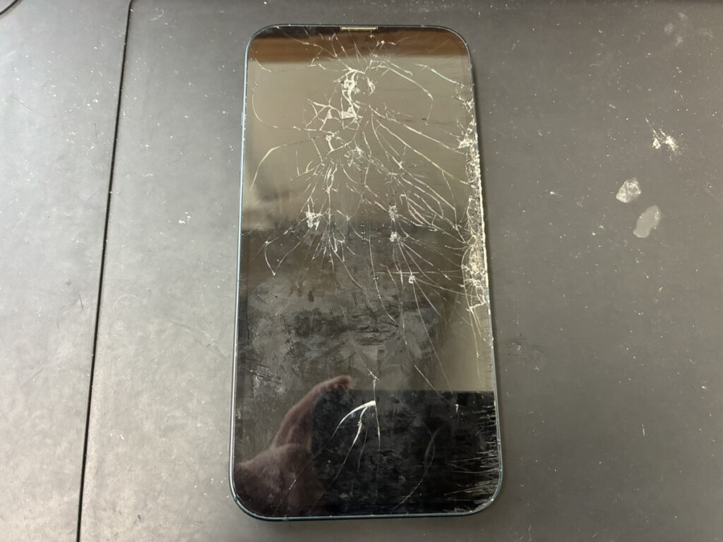 画面が割れているiPhone13