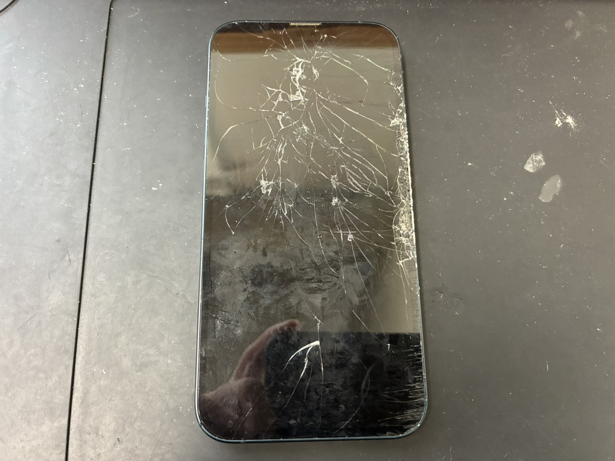 画面が割れているiPhone13