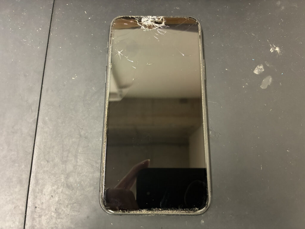 画面が割れているiPhone11Pro