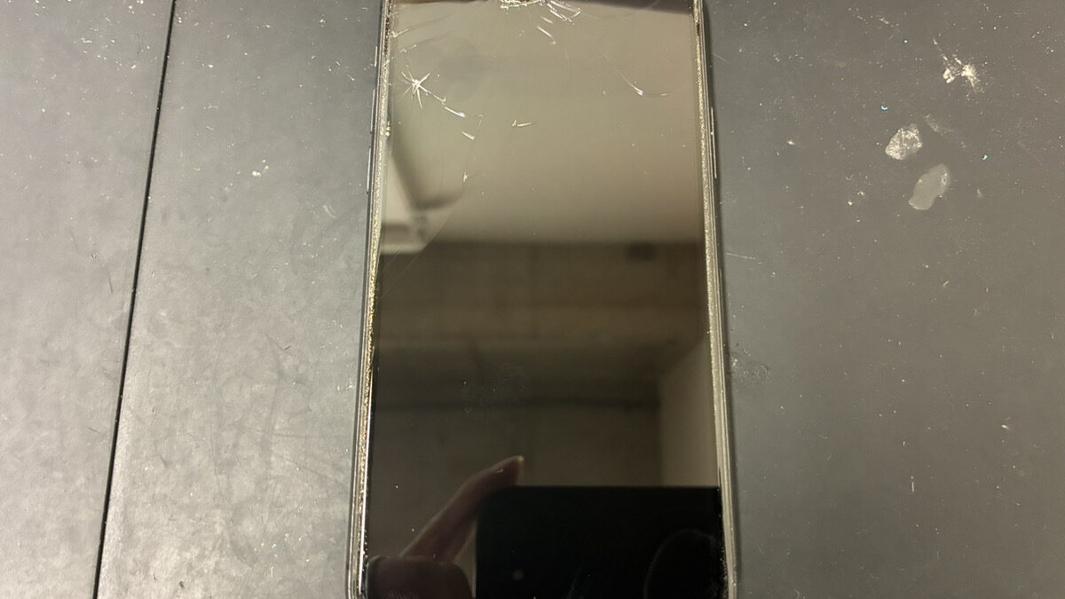 画面上部のガラスが割れてFace IDが反応しなくなったiPhone11Proの修理依頼