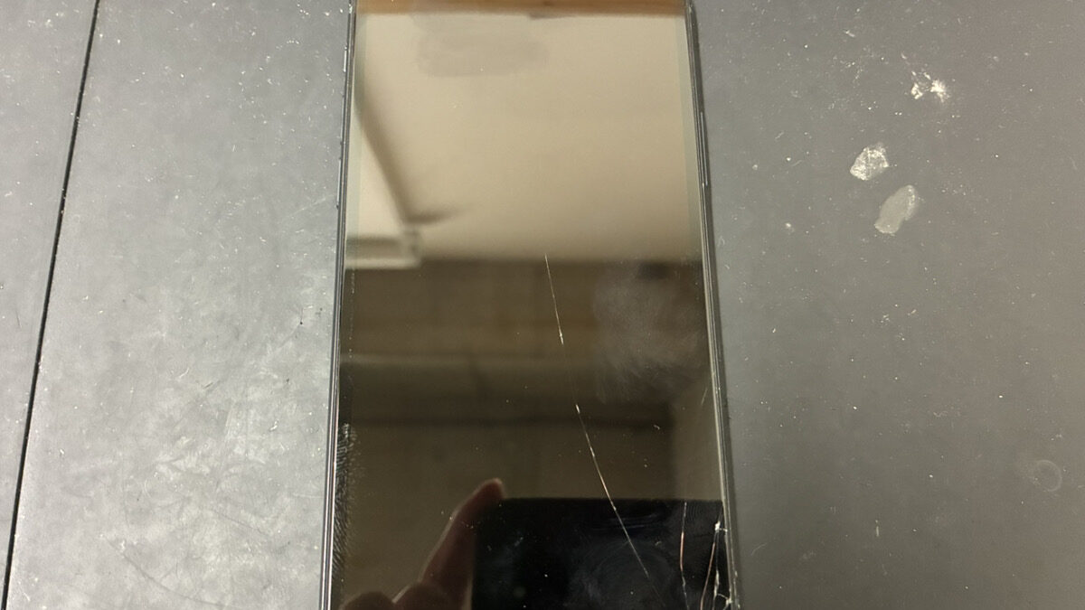 【iPhone11Pro】軽度の画面割れでも液晶が真っ暗になることがあります