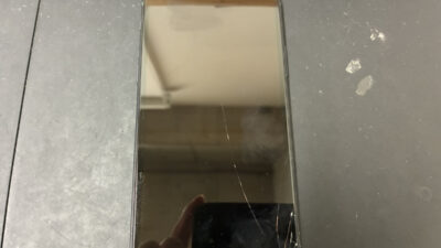【iPhone11Pro】軽度の画面割れでも液晶が真っ暗になることがあります