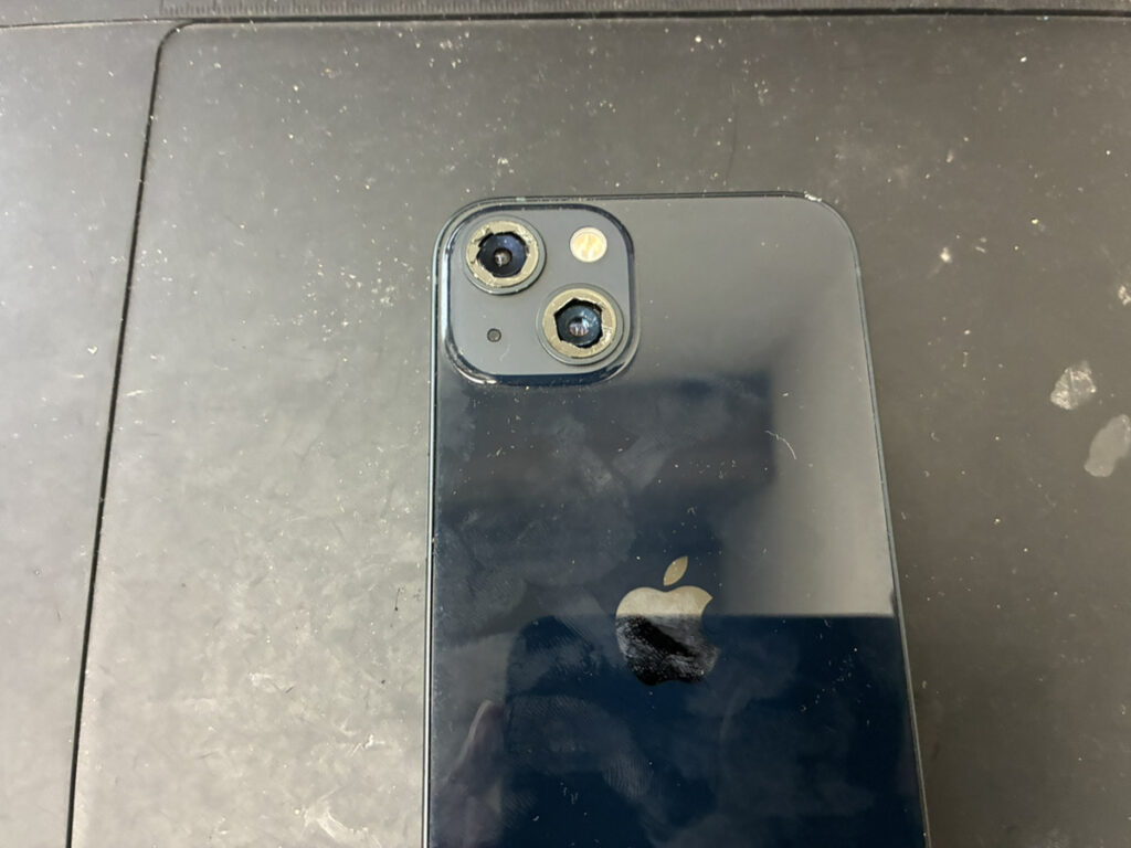 カメラレンズが割れているiPhone13