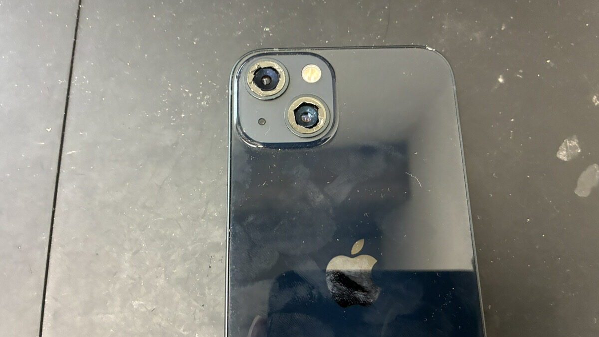 広角と超広角カメラのレンズが両方割れたiPhone13の修理