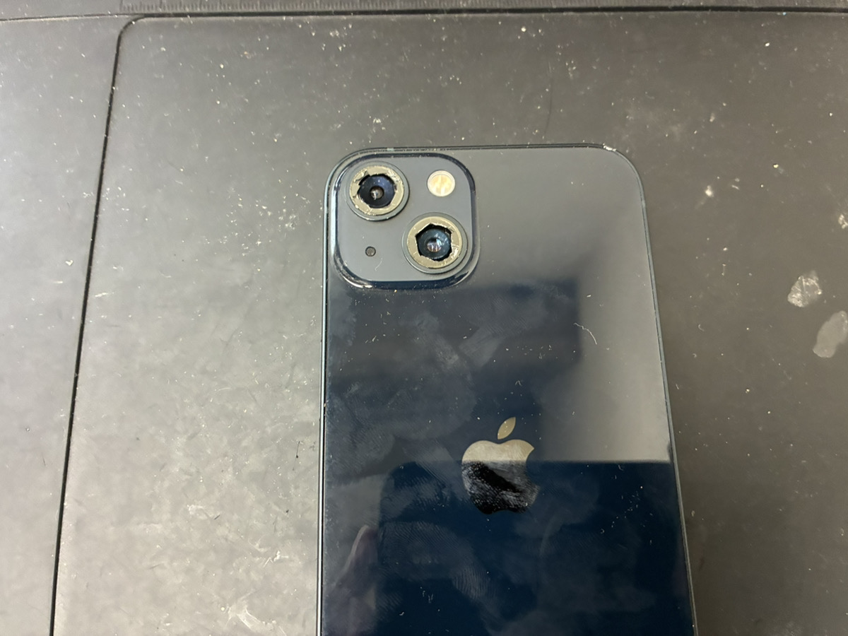 カメラレンズが割れているiPhone13