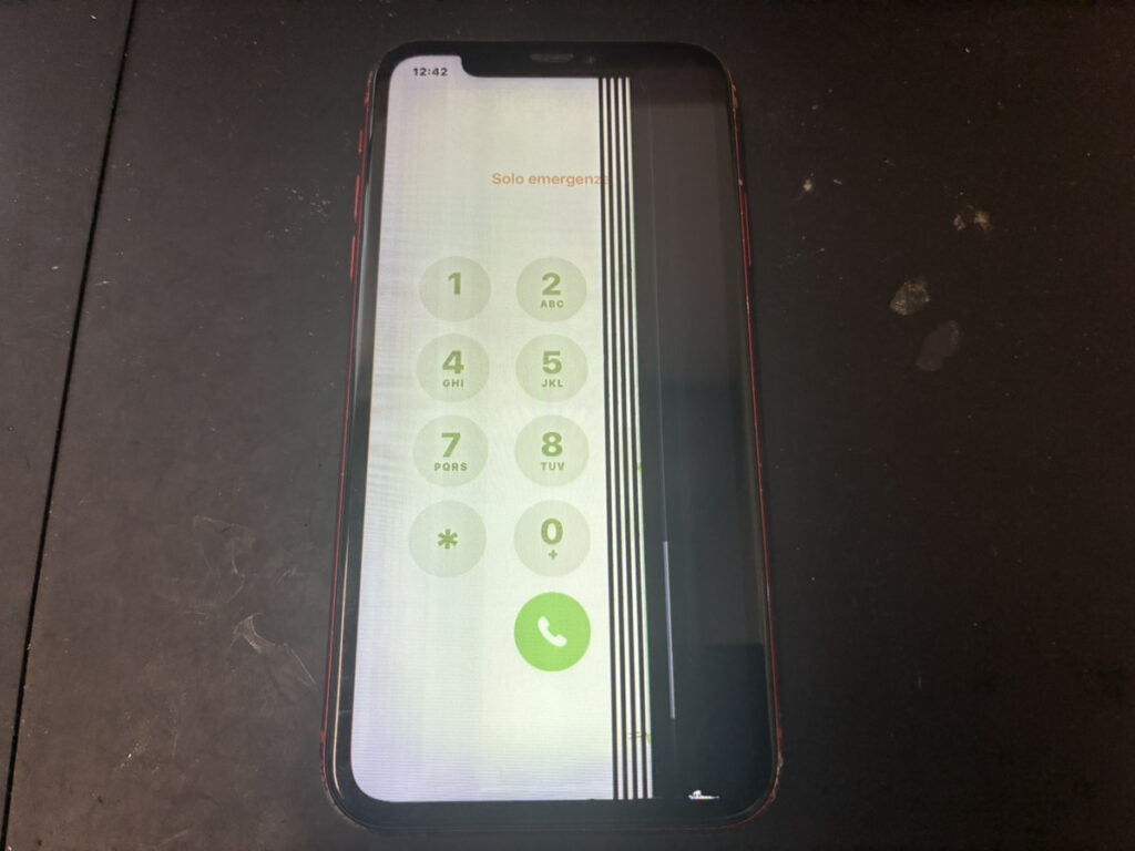 液晶が壊れているiPhoneXR