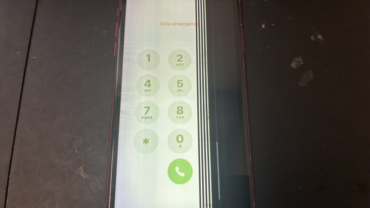 液晶の右側が黒くなったiPhoneXRの画面修理も最短30分対応！