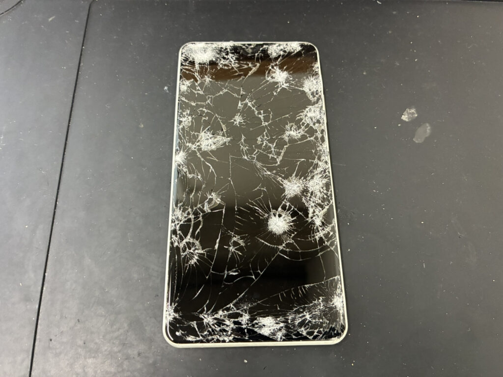 画面が割れているXperia AceⅡ